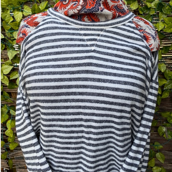 BCBG Top Long Sleeve - Picture 2 of 11